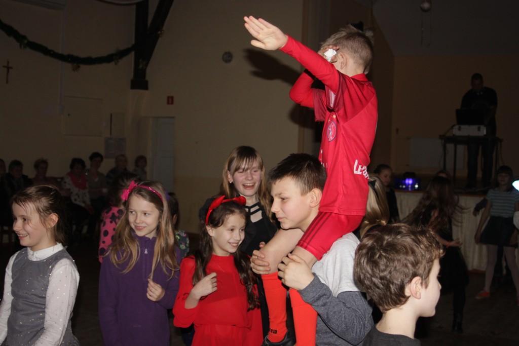 Uczestnicy półkolonii zimowych w Kunicach nie nudzą się