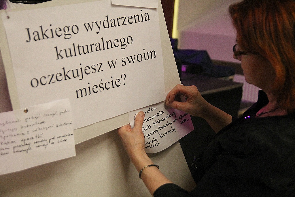 Legniccy seniorzy w kawiarence pod dachami Paryża, z Coco Chanel
