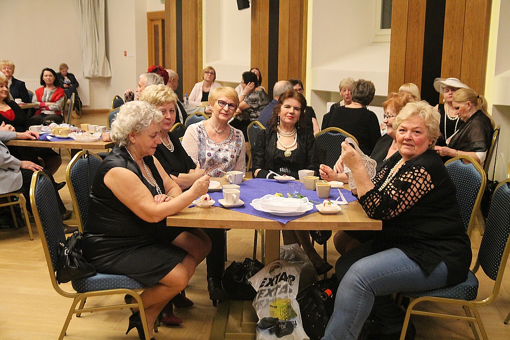Legniccy seniorzy w kawiarence pod dachami Paryża, z Coco Chanel
