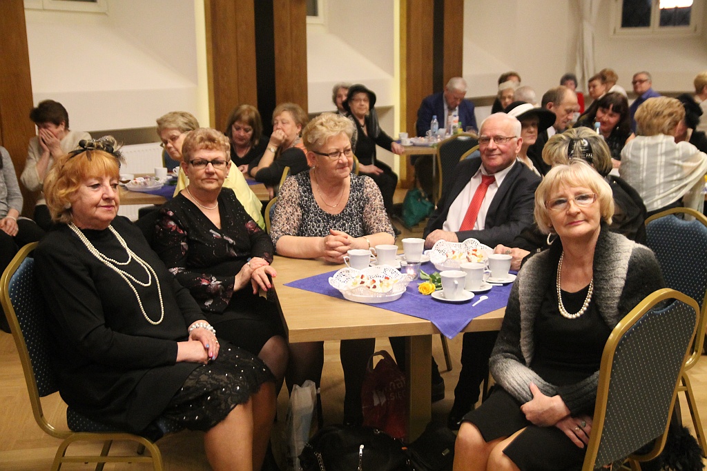 Legniccy seniorzy w kawiarence pod dachami Paryża, z Coco Chanel