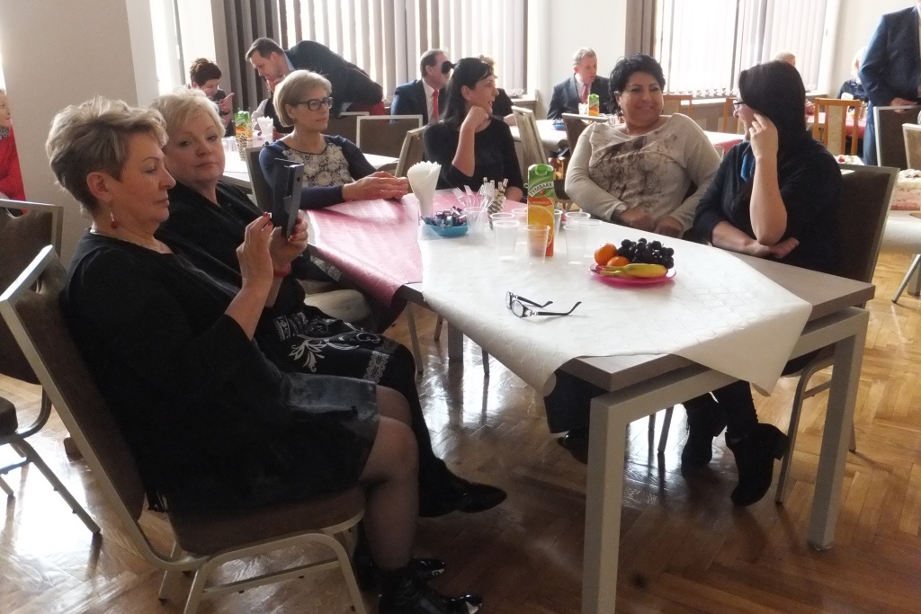 Pracownice starostwa obdarowane słodyczami na Dzień Kobiet