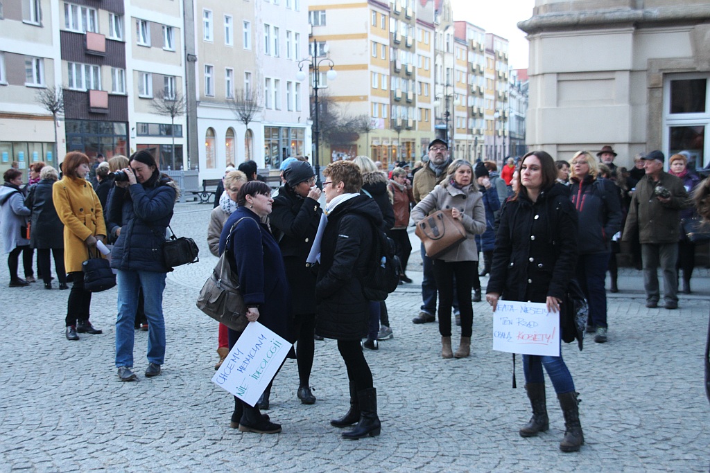 Ponad 300 osób wzięło udział w Międzynarodowym Strajku Kobiet