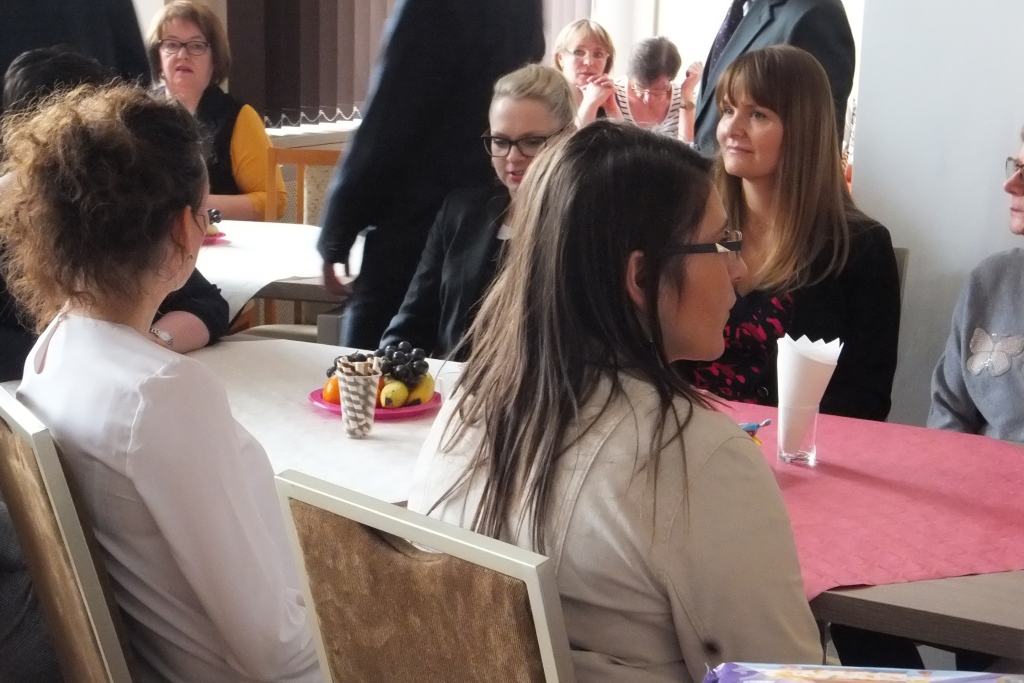 Pracownice starostwa obdarowane słodyczami na Dzień Kobiet