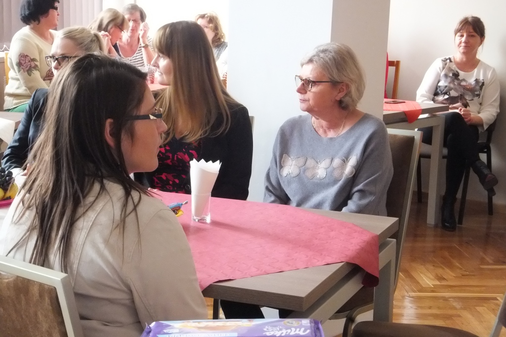 Pracownice starostwa obdarowane słodyczami na Dzień Kobiet