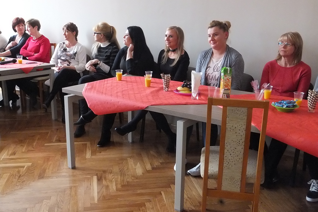 Pracownice starostwa obdarowane słodyczami na Dzień Kobiet