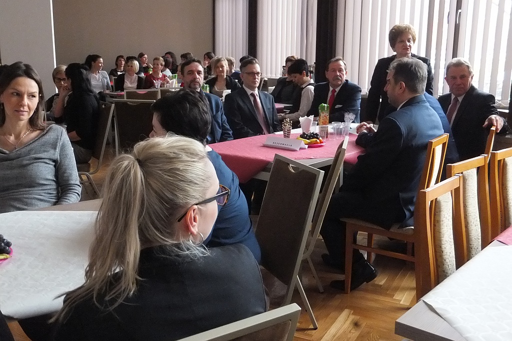 Pracownice starostwa obdarowane słodyczami na Dzień Kobiet