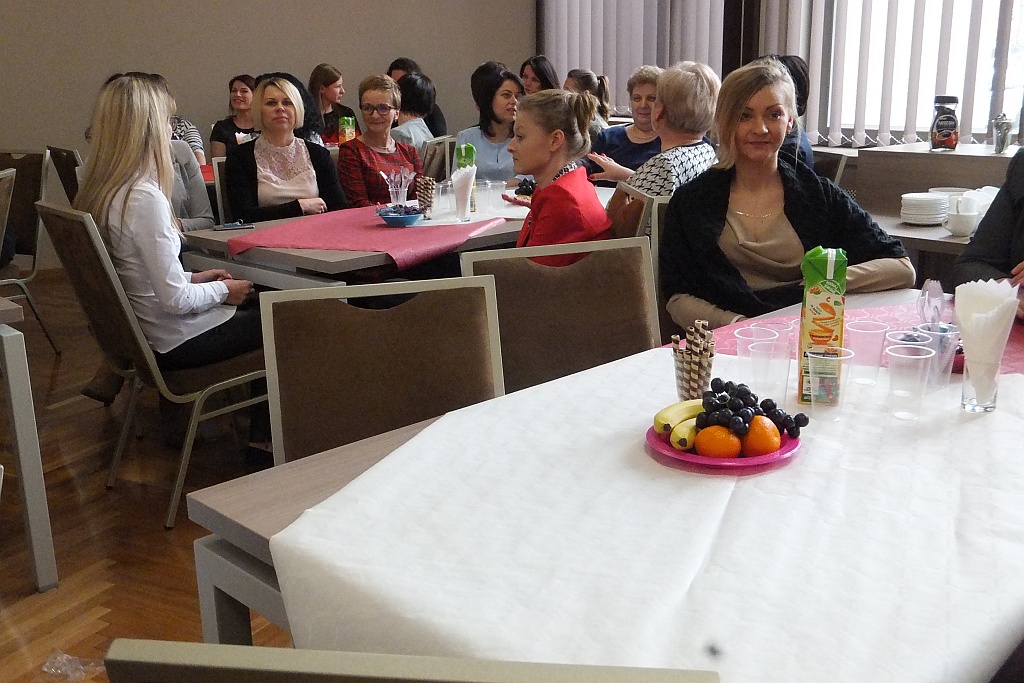 Pracownice starostwa obdarowane słodyczami na Dzień Kobiet
