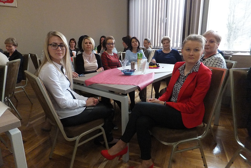 Pracownice starostwa obdarowane słodyczami na Dzień Kobiet