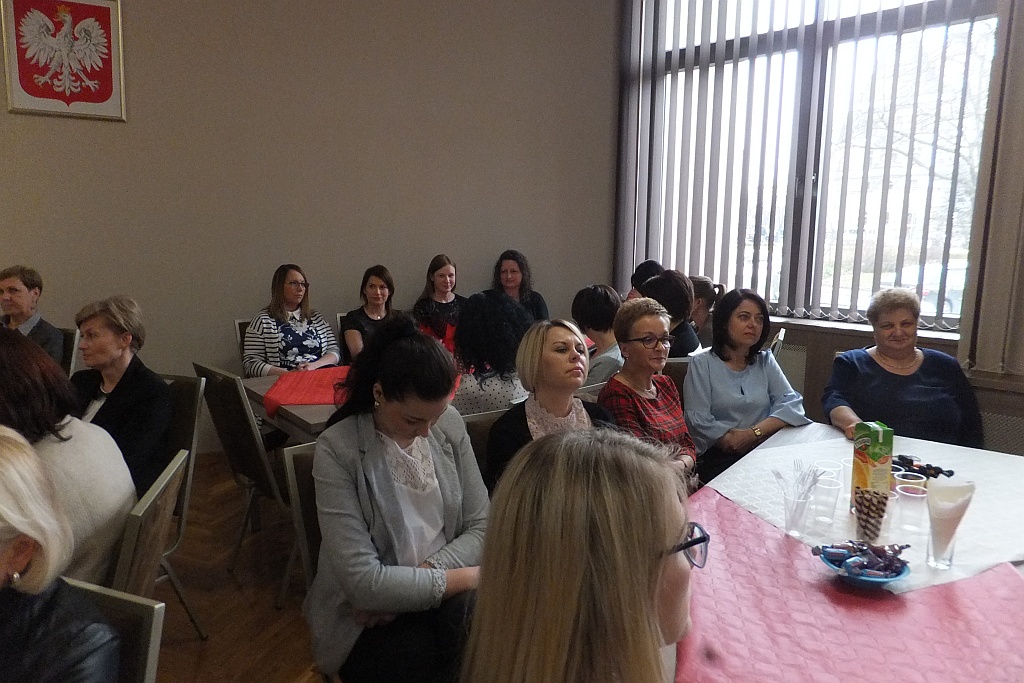 Pracownice starostwa obdarowane słodyczami na Dzień Kobiet