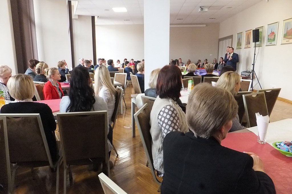 Pracownice starostwa obdarowane słodyczami na Dzień Kobiet