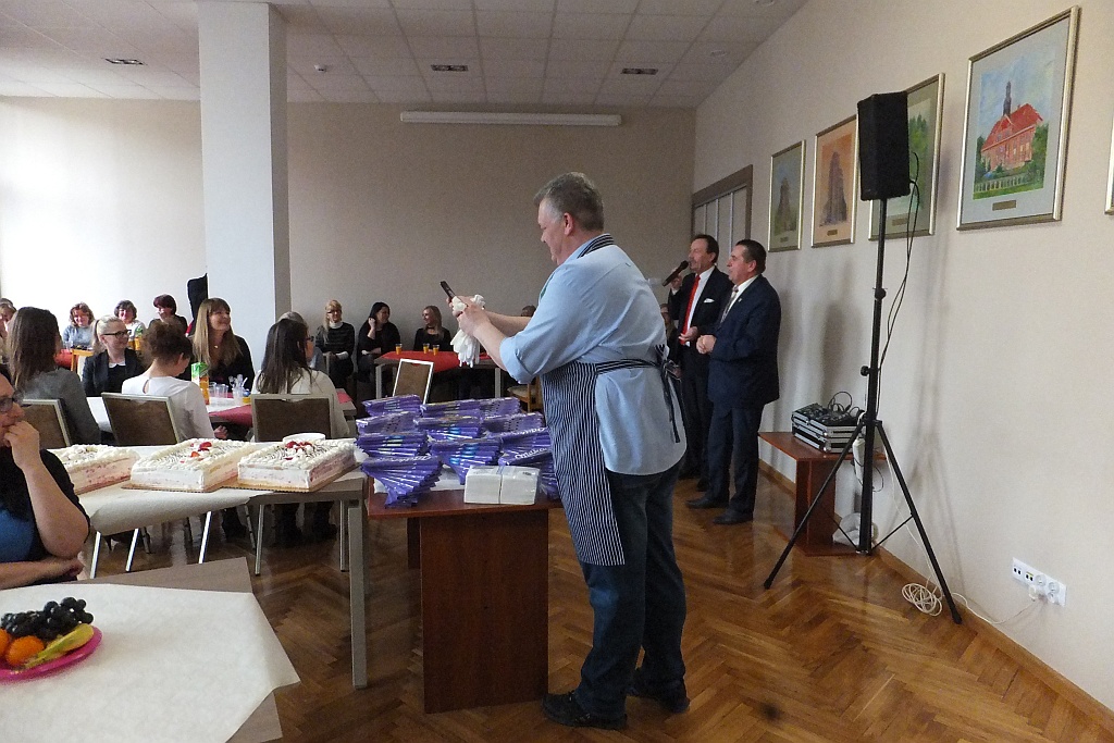Pracownice starostwa obdarowane słodyczami na Dzień Kobiet