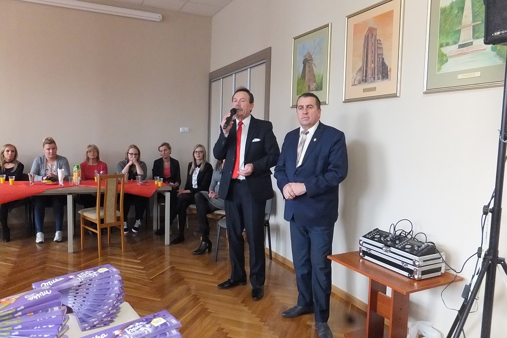 Pracownice starostwa obdarowane słodyczami na Dzień Kobiet