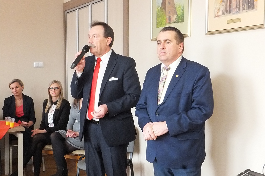 Pracownice starostwa obdarowane słodyczami na Dzień Kobiet
