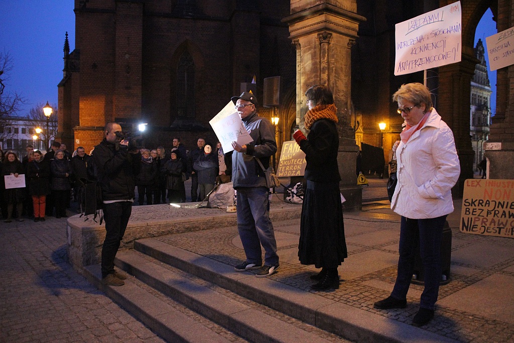 Ponad 300 osób wzięło udział w Międzynarodowym Strajku Kobiet