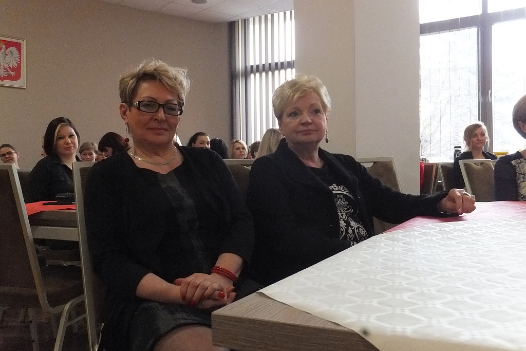 Pracownice starostwa obdarowane słodyczami na Dzień Kobiet