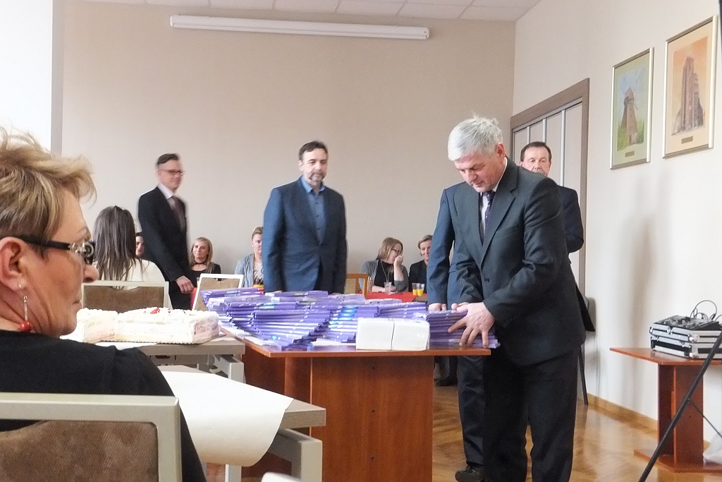 Pracownice starostwa obdarowane słodyczami na Dzień Kobiet