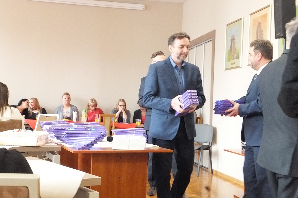 Pracownice starostwa obdarowane słodyczami na Dzień Kobiet