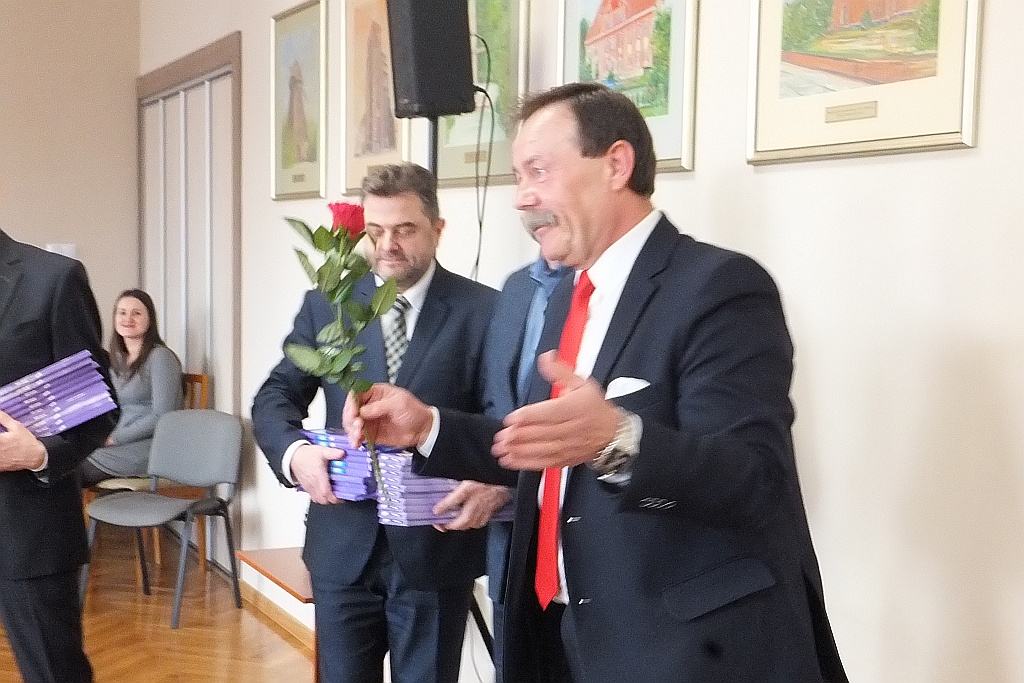 Pracownice starostwa obdarowane słodyczami na Dzień Kobiet