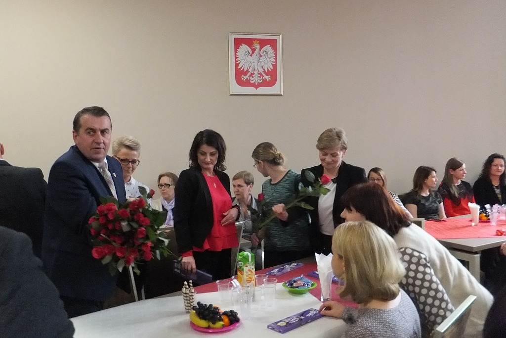 Pracownice starostwa obdarowane słodyczami na Dzień Kobiet