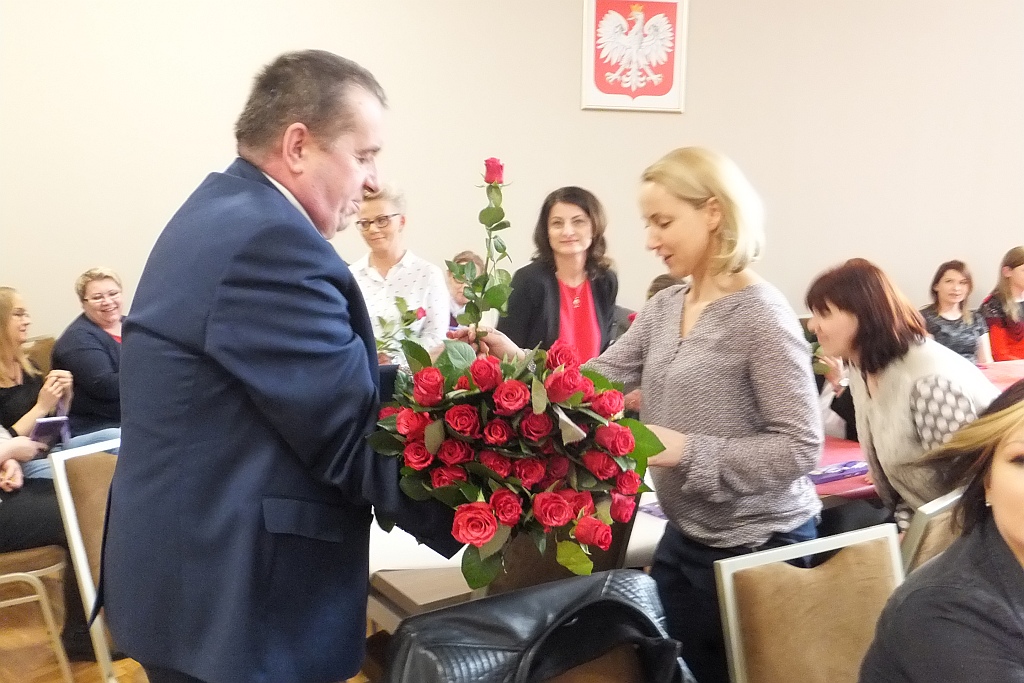 Pracownice starostwa obdarowane słodyczami na Dzień Kobiet
