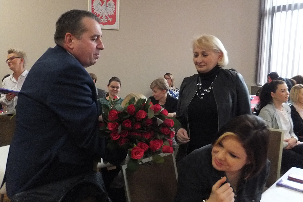Pracownice starostwa obdarowane słodyczami na Dzień Kobiet