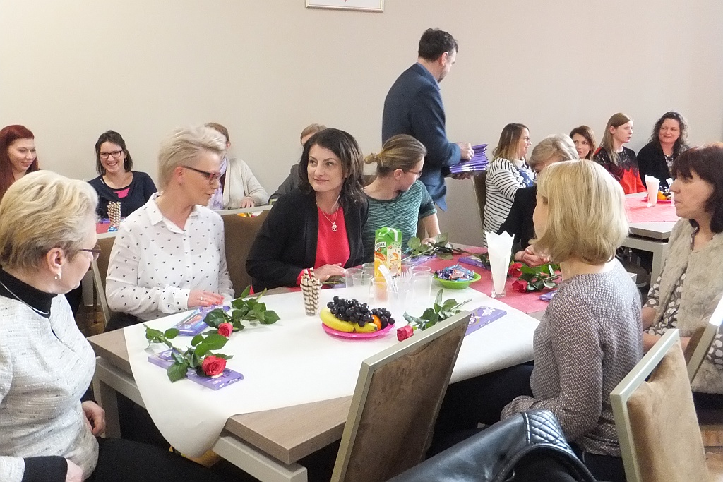 Pracownice starostwa obdarowane słodyczami na Dzień Kobiet