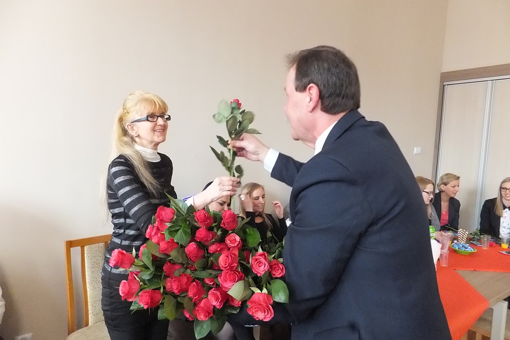 Pracownice starostwa obdarowane słodyczami na Dzień Kobiet