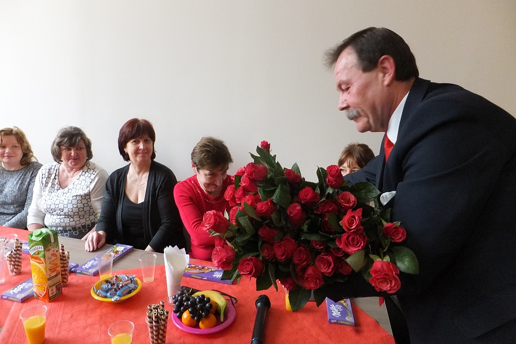 Pracownice starostwa obdarowane słodyczami na Dzień Kobiet