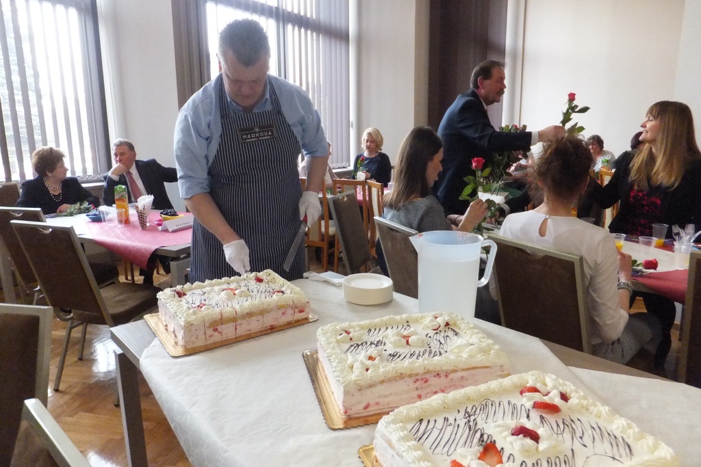Pracownice starostwa obdarowane słodyczami na Dzień Kobiet