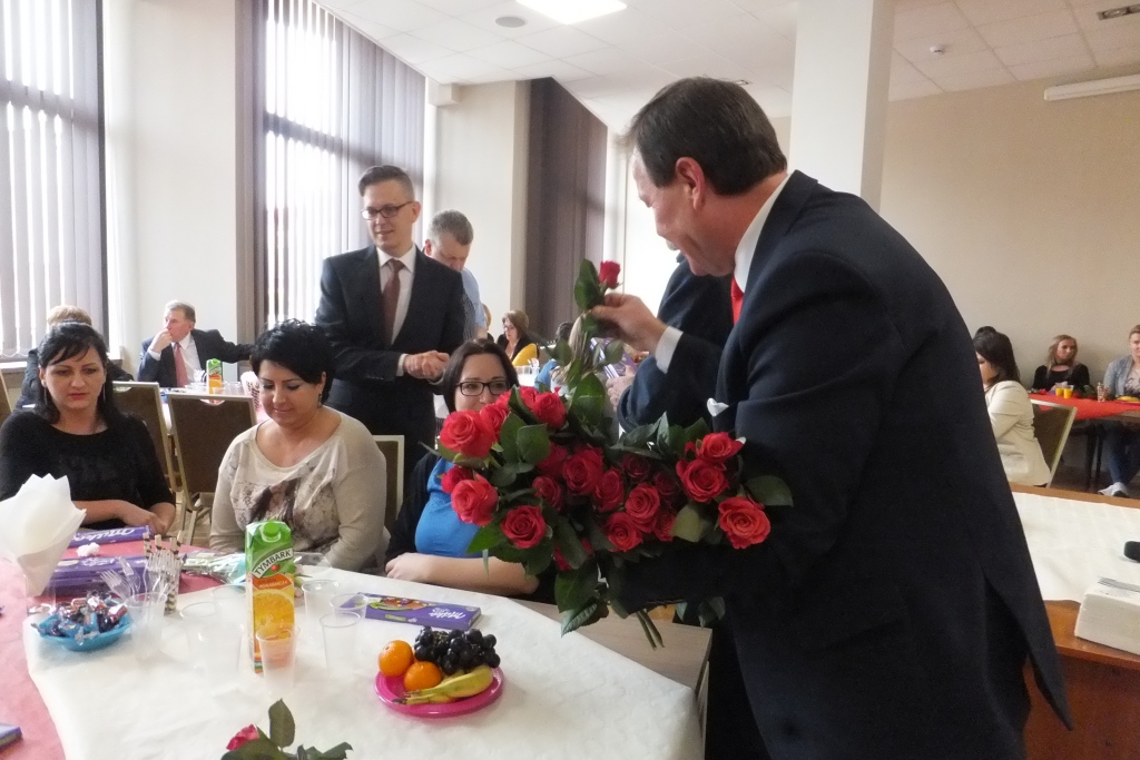 Pracownice starostwa obdarowane słodyczami na Dzień Kobiet