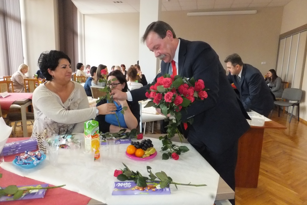 Pracownice starostwa obdarowane słodyczami na Dzień Kobiet