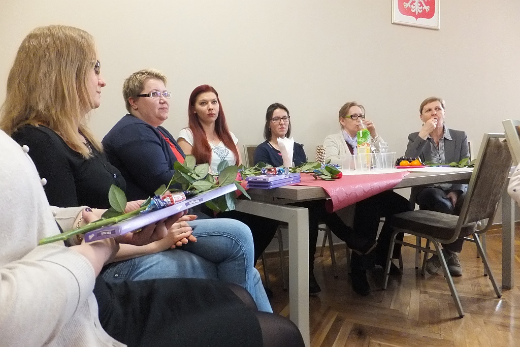 Pracownice starostwa obdarowane słodyczami na Dzień Kobiet