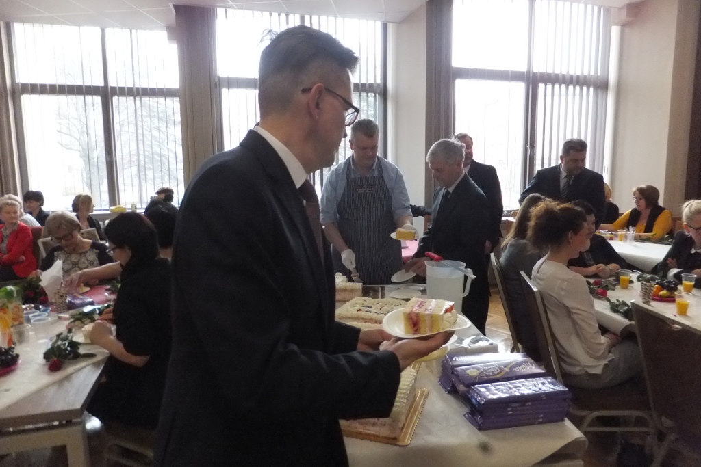 Pracownice starostwa obdarowane słodyczami na Dzień Kobiet