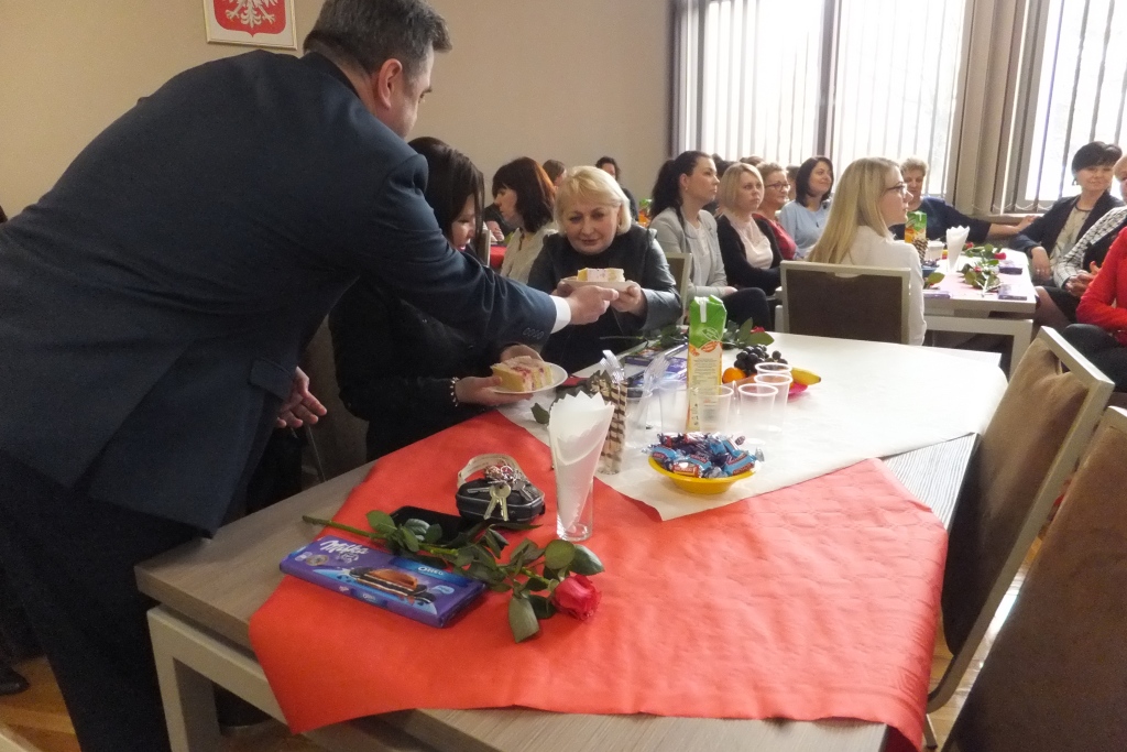 Pracownice starostwa obdarowane słodyczami na Dzień Kobiet