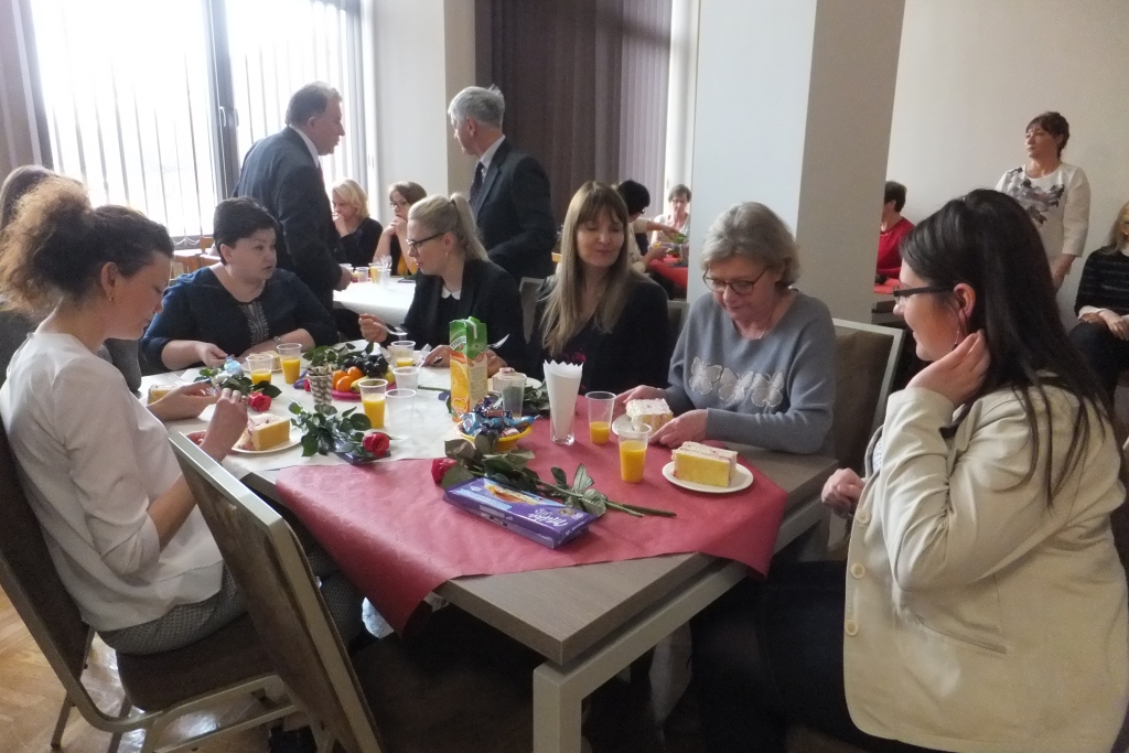 Pracownice starostwa obdarowane słodyczami na Dzień Kobiet