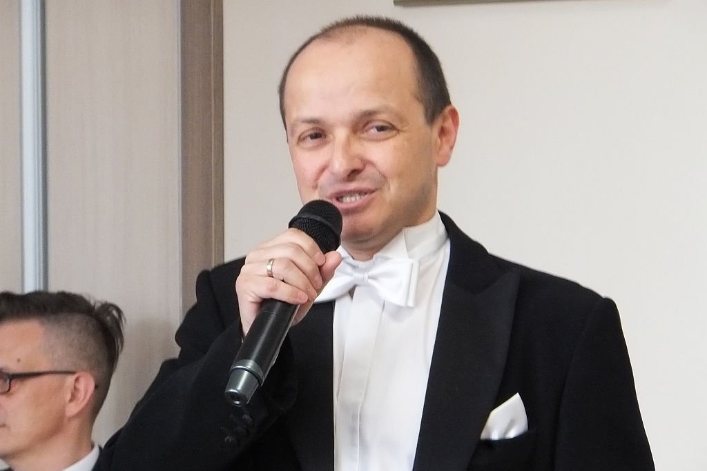 Pracownice starostwa obdarowane słodyczami na Dzień Kobiet