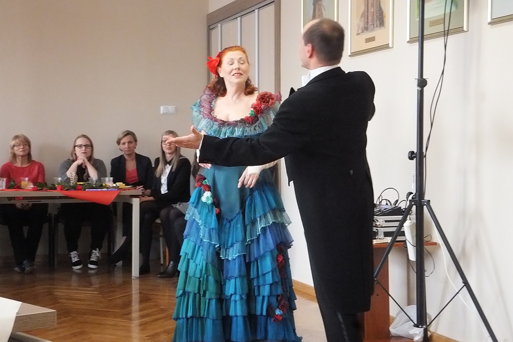 Pracownice starostwa obdarowane słodyczami na Dzień Kobiet