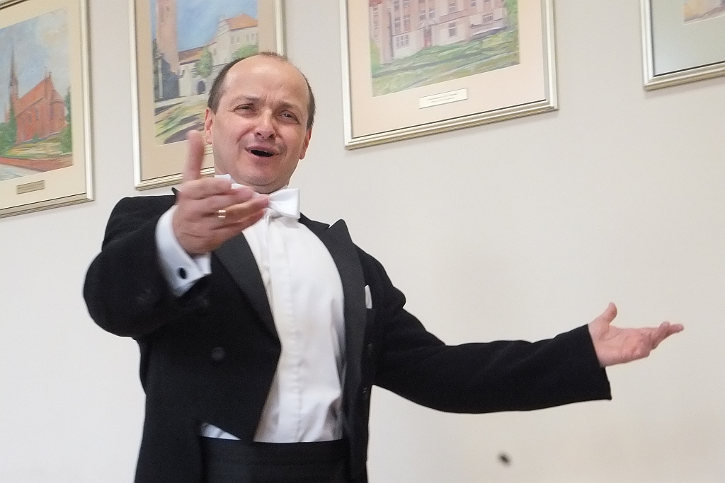 Pracownice starostwa obdarowane słodyczami na Dzień Kobiet