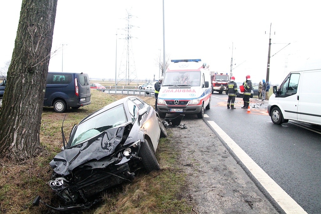 Wypadek z udziałem trzech aut. Trzy osoby lekko ranne