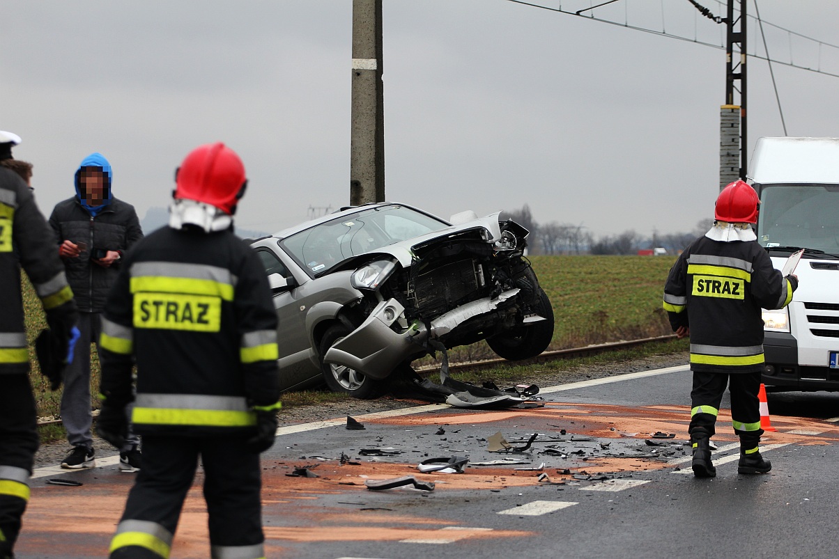 Wypadek z udziałem trzech aut. Trzy osoby lekko ranne