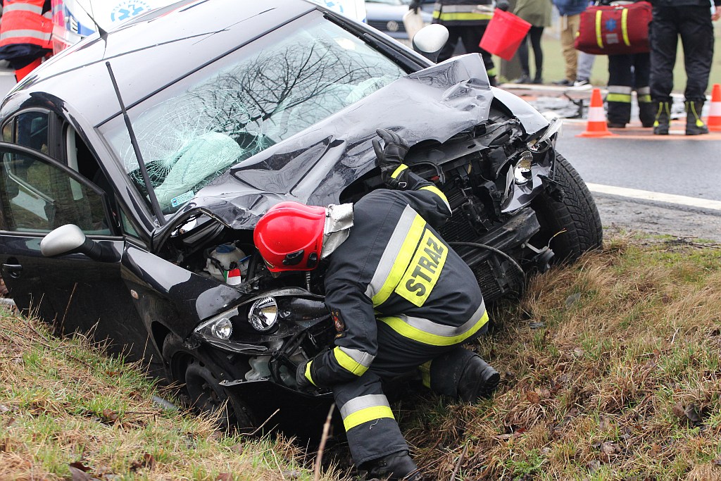 Wypadek z udziałem trzech aut. Trzy osoby lekko ranne
