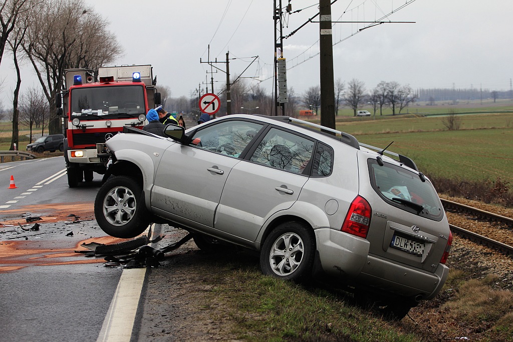 Wypadek z udziałem trzech aut. Trzy osoby lekko ranne