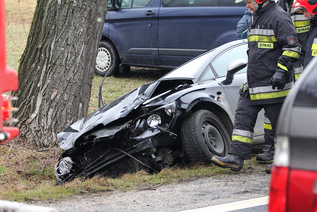 Wypadek z udziałem trzech aut. Trzy osoby lekko ranne