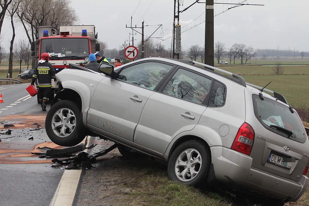 Wypadek z udziałem trzech aut. Trzy osoby lekko ranne
