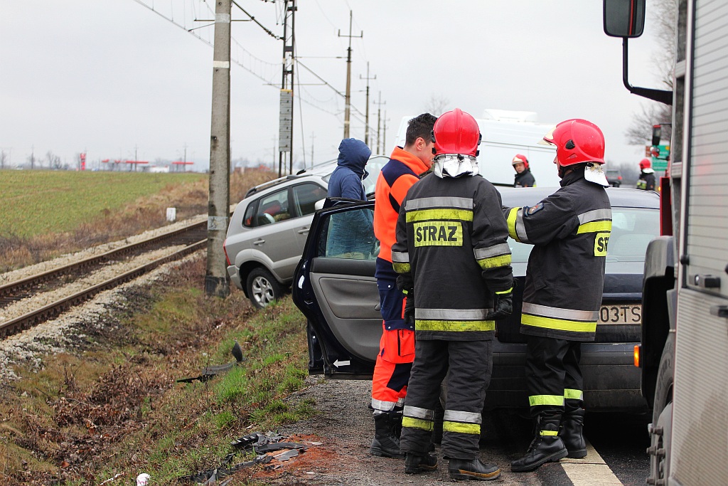Wypadek z udziałem trzech aut. Trzy osoby lekko ranne