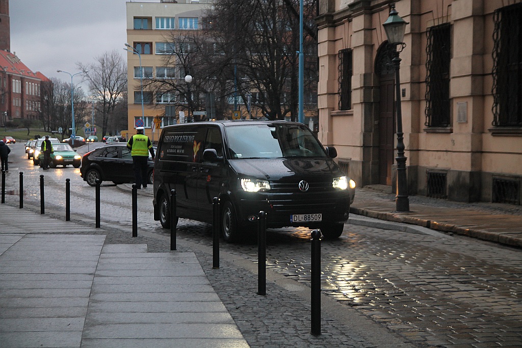 Trumna z ciałem księdza biskupa Rybaka w kościele Św. Jana