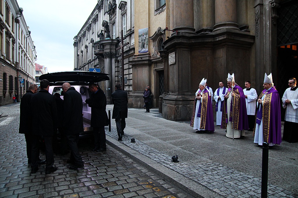 Trumna z ciałem księdza biskupa Rybaka w kościele Św. Jana