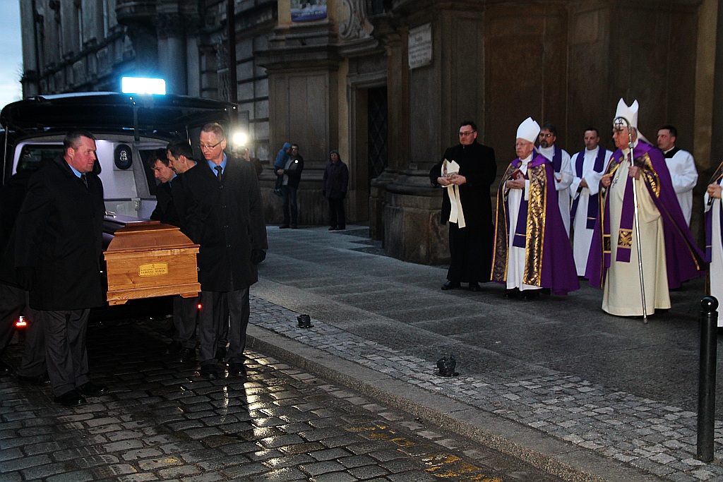 Trumna z ciałem księdza biskupa Rybaka w kościele Św. Jana