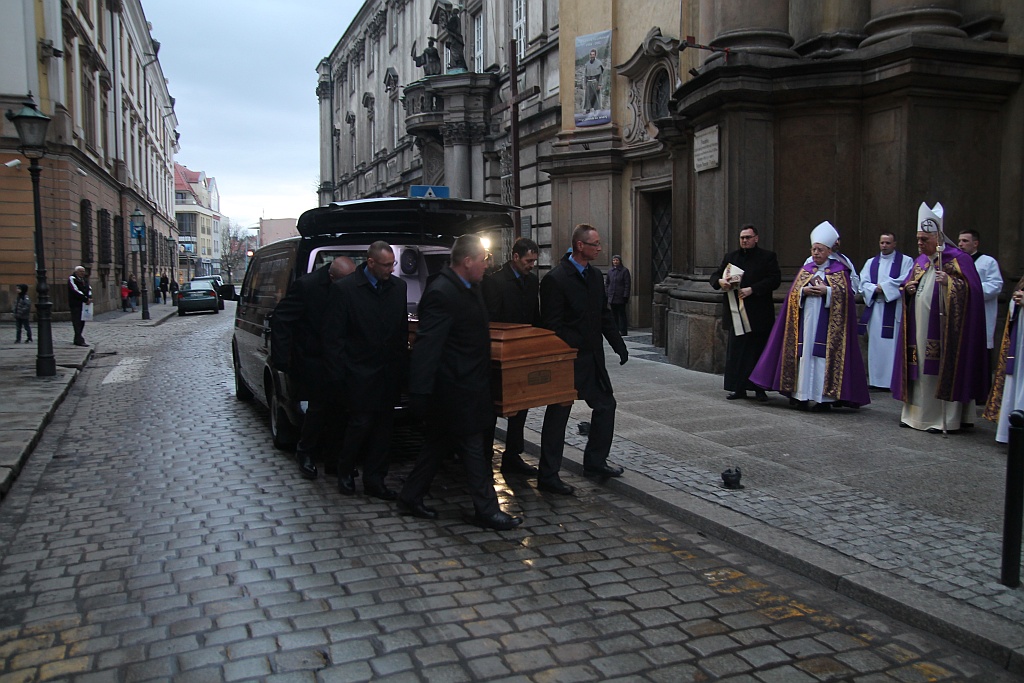 Trumna z ciałem księdza biskupa Rybaka w kościele Św. Jana