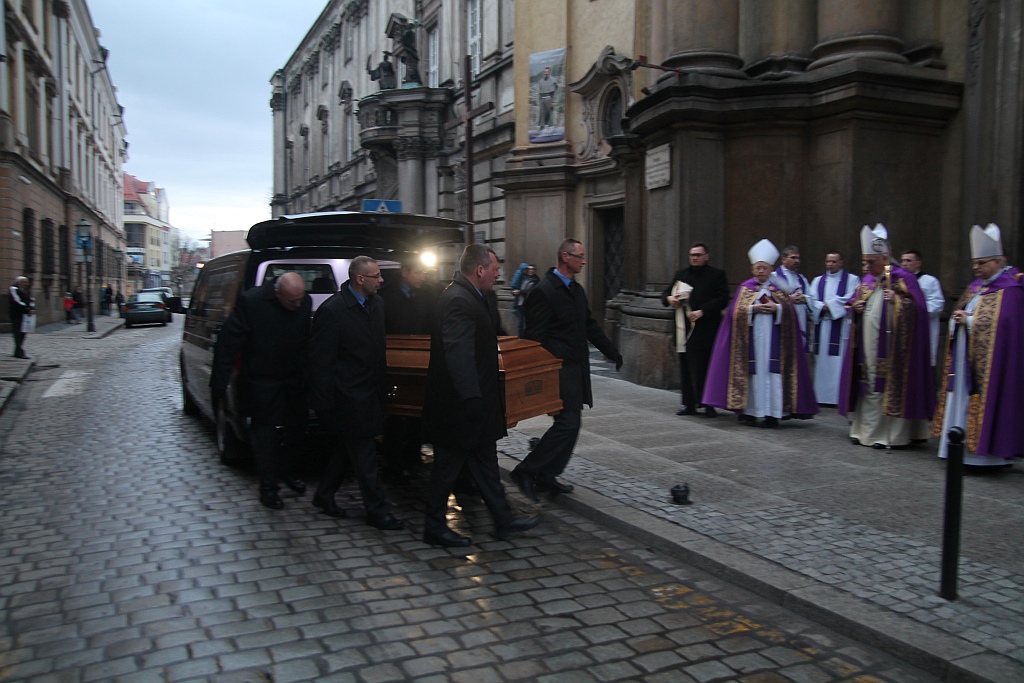 Trumna z ciałem księdza biskupa Rybaka w kościele Św. Jana